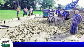 পাথর বাহী ভারী ট্রাক চলাচলে শাহবাগসহ গুরুত্বপূর্ণ সড়কের বেহাল দশা