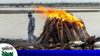 গঙ্গা ভরে উঠছে কোভিডে মৃতদের লাশে