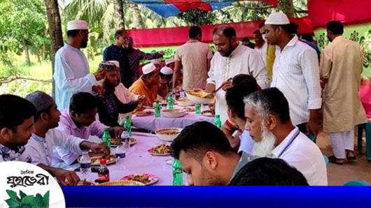 স্বাস্থ্যবিধি উপেক্ষা করে থানায় প্রীতিভোজ