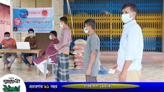 বড়লেখায় বাড়ি বাড়ি গিয়ে করোনার টিকার নিবন্ধন করে দিচ্ছে দ্যুতি’র সদস্যরা