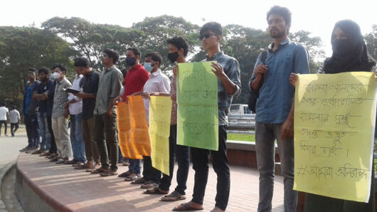 শিক্ষার্থীদের নিরাপত্তা নিশ্চিতের দাবিতে শাবিতে মানববন্ধন