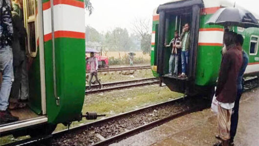 চলন্ত ট্রেন থেকে খুলে গেল বগি