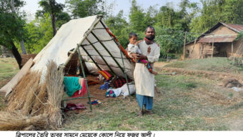 একজন নিঃস্ব ফজর আলী, খাবার দিতে না পারায় তিন সন্তানকে দিয়েছেন অন্যের বাড়ি