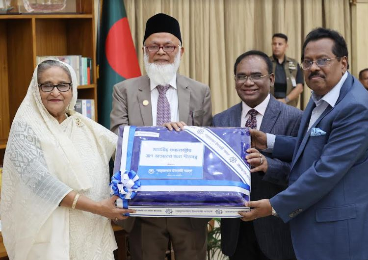 সাধারণ জনগণ অগ্নিসন্ত্রাসের শিকার হচ্ছে : প্রধানমন্ত্রী