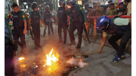 জিন্দাবাজারে মিছিল থেকে সড়কে আগুন, পুলিশের ফাঁকা গুলি, আটক ৩