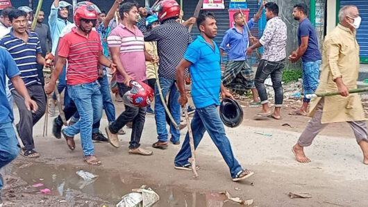 নির্বাচনী সহিংসতা : দক্ষিণ সুরমা থানাধীন জনমঙ্গল সরকারী প্রাথমিক বিদ্যালয় ভোট কেন্দ্রে বিএনপি-জামাত-ছাত্রদলের হামলা, ব্যাপক সংঘর্ষ, থানায় মামলা দায়ের