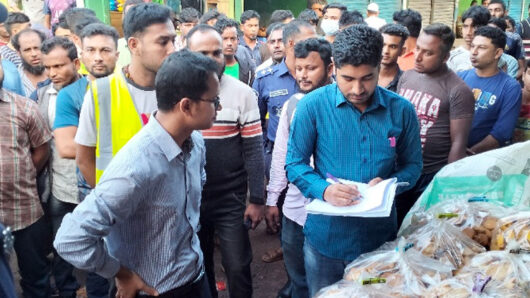 পেঁয়াজের বেশি দাম রাখায় ৫ দোকানকে জরিমানা