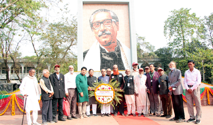 বঙ্গবন্ধুর প্রতিকৃতিতে মুক্তিযুদ্ধের স্মৃতি সংরক্ষণ ও গবেষণা কেন্দ্রের শ্রদ্ধাঞ্জলি