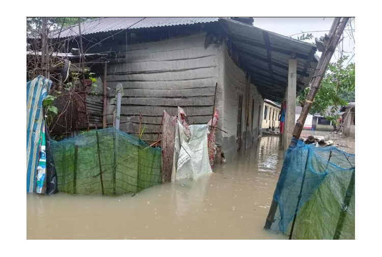 বন্যায় ফের প্লাবিত জৈন্তাপুর, আশ্রয়কেন্দ্রে যাচ্ছে মানুষ