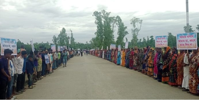 জাফলংয়ে বালু ও পাথর খেকোদের হাত থেকে চা বাগান রক্ষায় মানববন্ধন