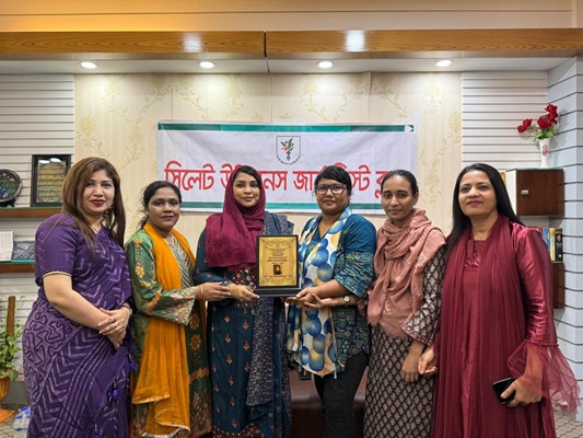 সিউজা উপদেষ্টা সেলীনা চৌধুরীকে সম্মাননা স্মারক প্রদান