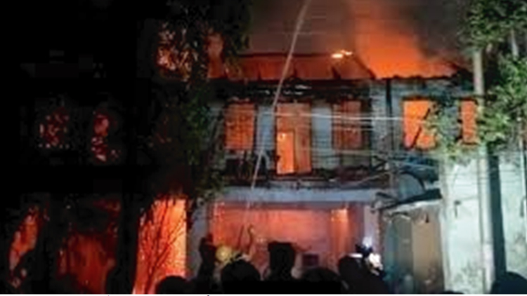 বিশ্বনাথ উপজেলার ৩নং অলংকারী ইউনিয়নের ৯নং ওয়ার্ড মেম্বার নজরুল ইসলামের বাড়ী জ্বলিয়া ছাই