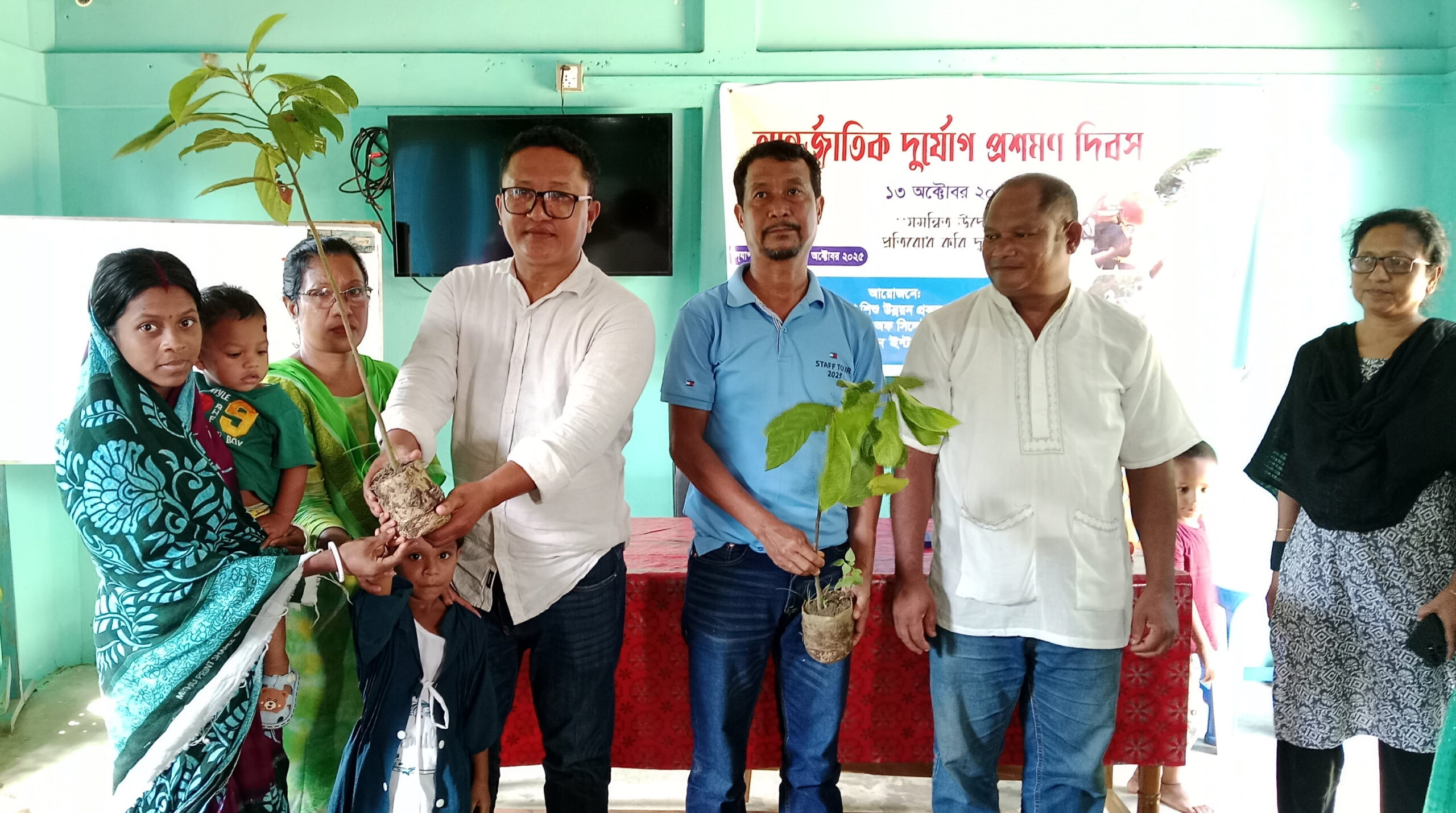 শ্রীমঙ্গলে চা বাগানে দুর্যোগ প্রশমন দিবসে অভিভাবকদের হাতে সবুজের বার্তা