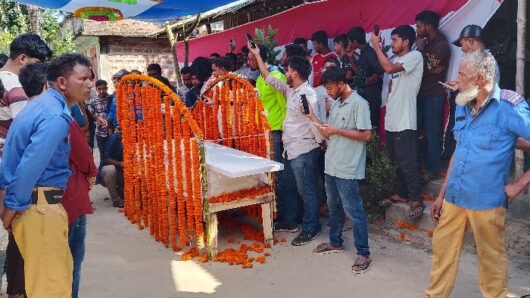 গ্রামের বাড়িতে চিরনিদ্রায় দ্বীপ