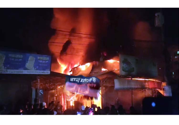 চাঁদা দিতে অস্বীকৃতি করায় জঙ্গী সংগঠন জেএমবি’র সন্ত্রাসীরা কুলাউড়ার খান মার্কেট জ্বালিয়ে দিল : বিপুল ক্ষয়ক্ষতি