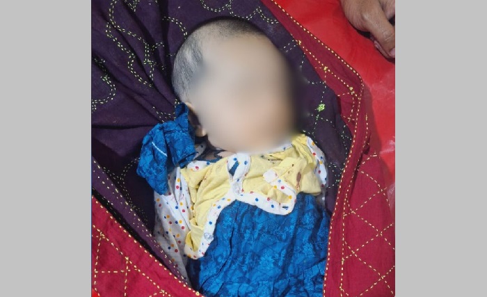 টমটমকে অটোরিকশার ধাক্কা, মায়ের কোল থেকে ছিটকে পড়ে নবজাতক নিহত