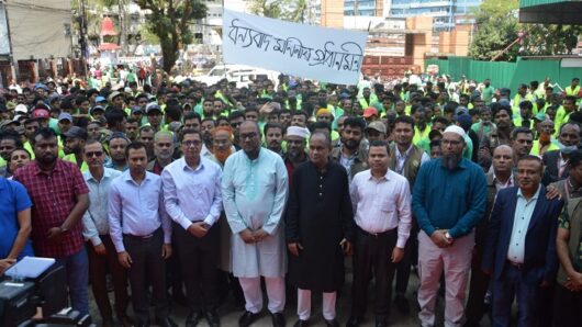 প্রধানমন্ত্রীর ঈদ অনুদান পরিচ্ছন্নতাকর্মীদের হাতে তুলে দিলেন সিসিক প্রশাসক
