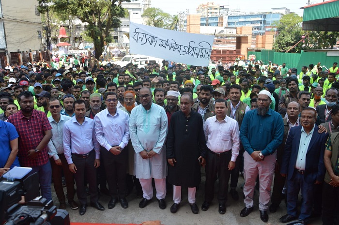 প্রধানমন্ত্রীর ঈদ অনুদান পরিচ্ছন্নতাকর্মীদের হাতে তুলে দিলেন সিসিক প্রশাসক