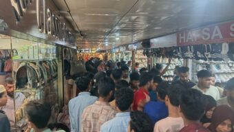 রাত যত গভীর হয়, ক্রেতারা তত মার্কেটে আসে