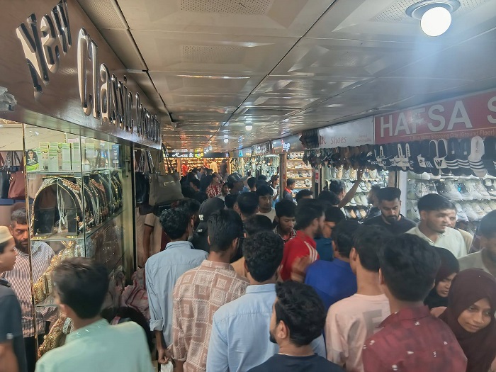 রাত যত গভীর হয়, ক্রেতারা তত মার্কেটে আসে