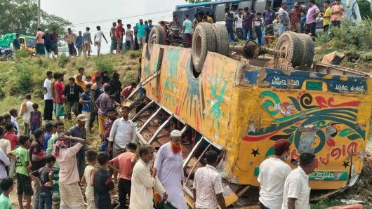 হবিগঞ্জ থেকে ছেড়ে যাওয়া বাস খাদে, নারী-শিশুসহ নিহত ৪