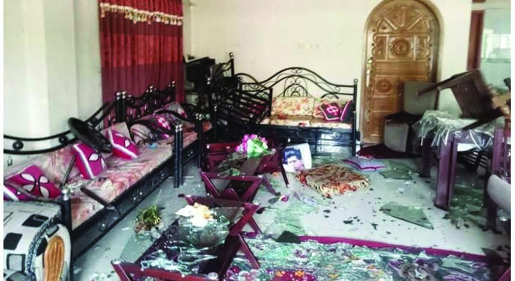 জমি সংক্রান্ত বিরোধের জেরে বোনের বাসায় ভাইদের হামলা-ভাঙচুরের অভিযোগ